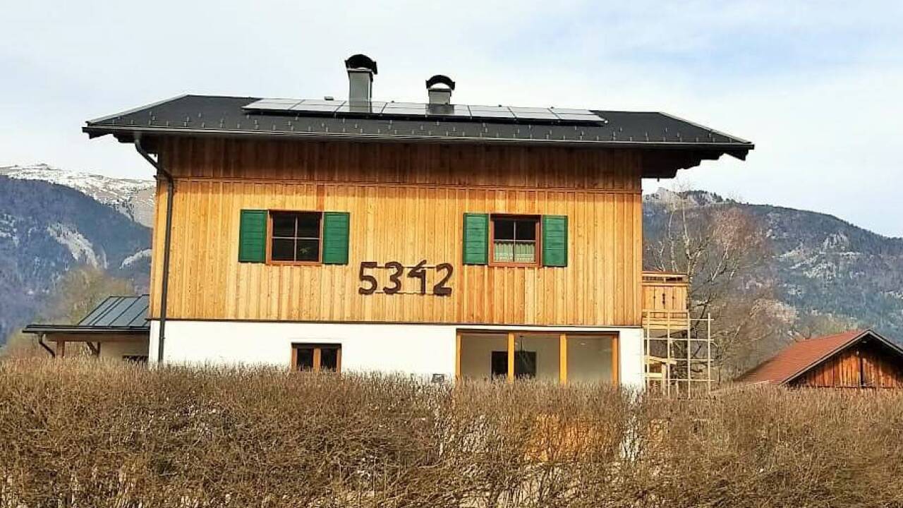 Dieser Aberseer an der Wolfgangseestraße hat kurzerhand die gewohnte Postleitzahl auf seine Fassade montiert.  