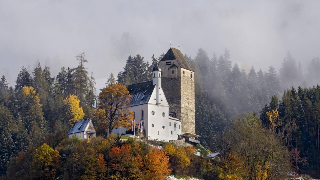 Burg Freundsberg thront über der Bezirkshauptstadt Schwaz.   Burg Freundsberg thront über der Bezirkshauptstadt Schwaz.