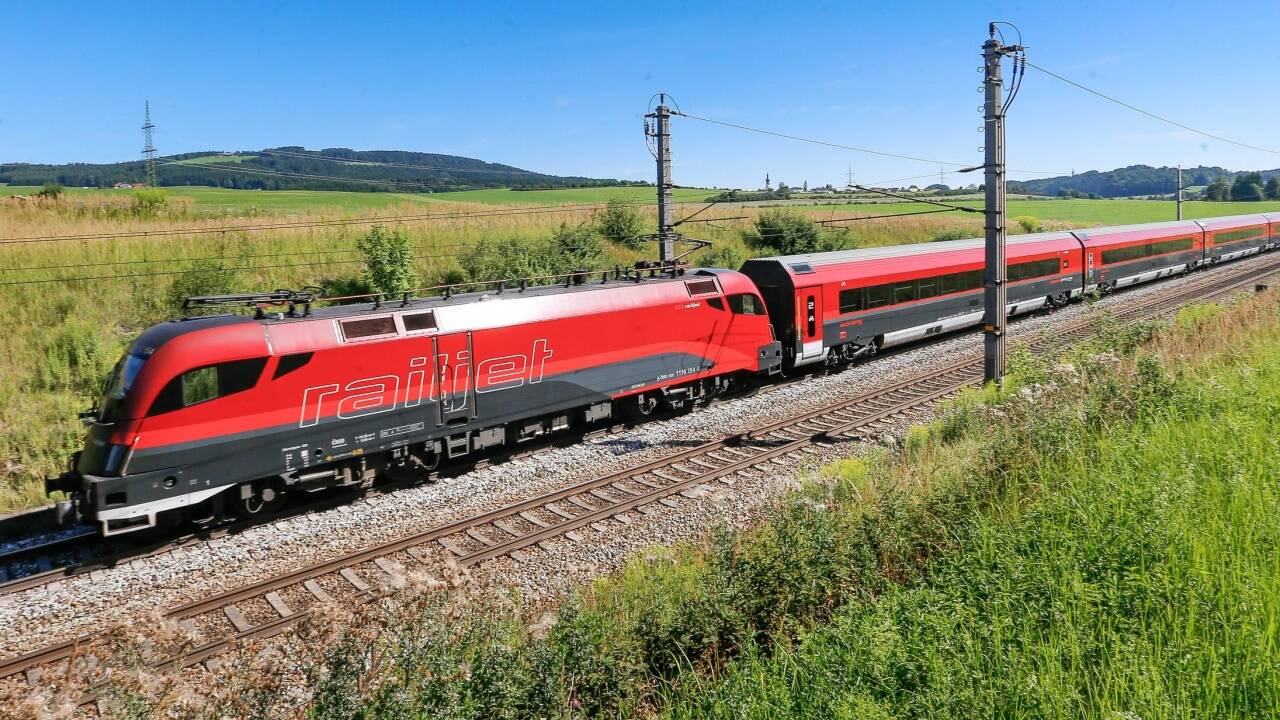 Nicht nur die absehbaren massiven Eingriffe in die Landschaft sorgen für Protest. Es gibt auch Bedenken wegen Grundwasservorkommen, die künftig von der Eisenbahn unterfahren werden sollen. Nicht nur die absehbaren massiven Eingriffe in die Landschaft sorgen für Protest. Es gibt auch Bedenken wegen Grundwasservorkommen, die künftig von der Eisenbahn unterfahren werden sollen.