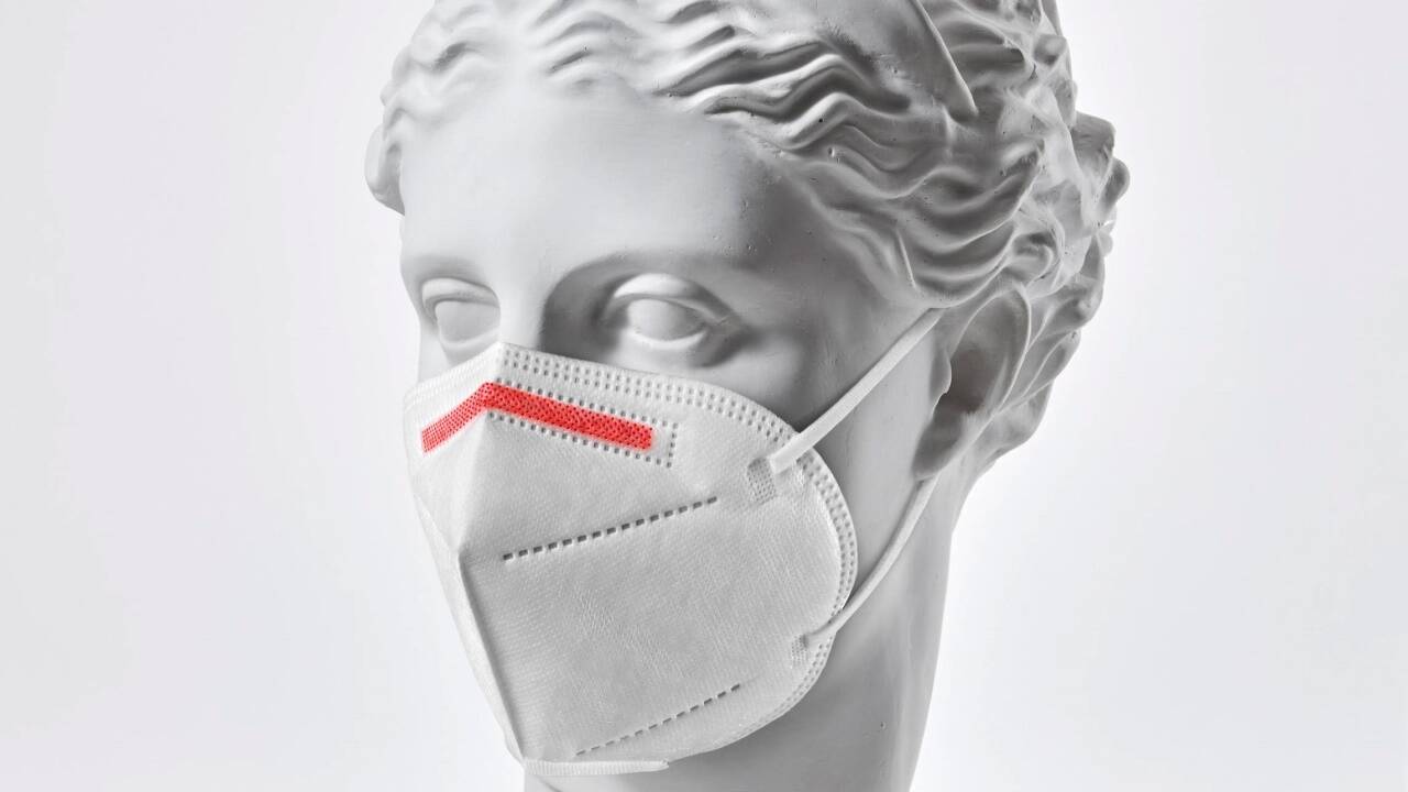 Die Masken mit dem markanten roten Nasenbügel werben mit „made in Austria“. 
