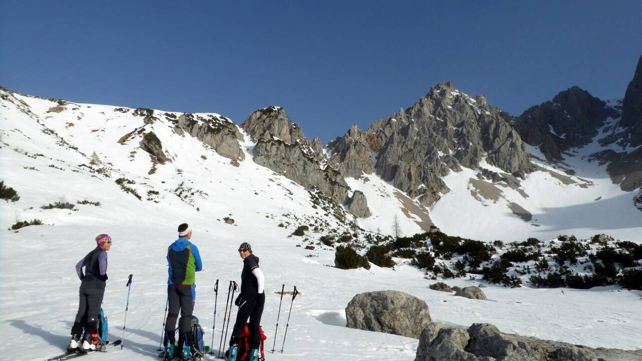 Besprechung im Schnittlauchboden. Entweder geradeaus in das Windlegerkar, oder links Richtung Eiskarlschneid.  