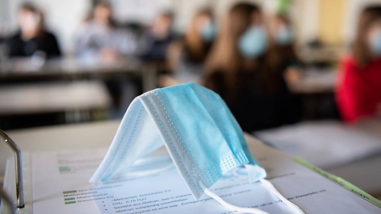 Gegen zahlreiche Maskenverweigerer unter den Lehrern wurden Disziplinarverfahren eingeleitet, einige Pädagogen wurden entlassen. Gegen zahlreiche Maskenverweigerer unter den Lehrern wurden Disziplinarverfahren eingeleitet, einige Pädagogen wurden entlassen.