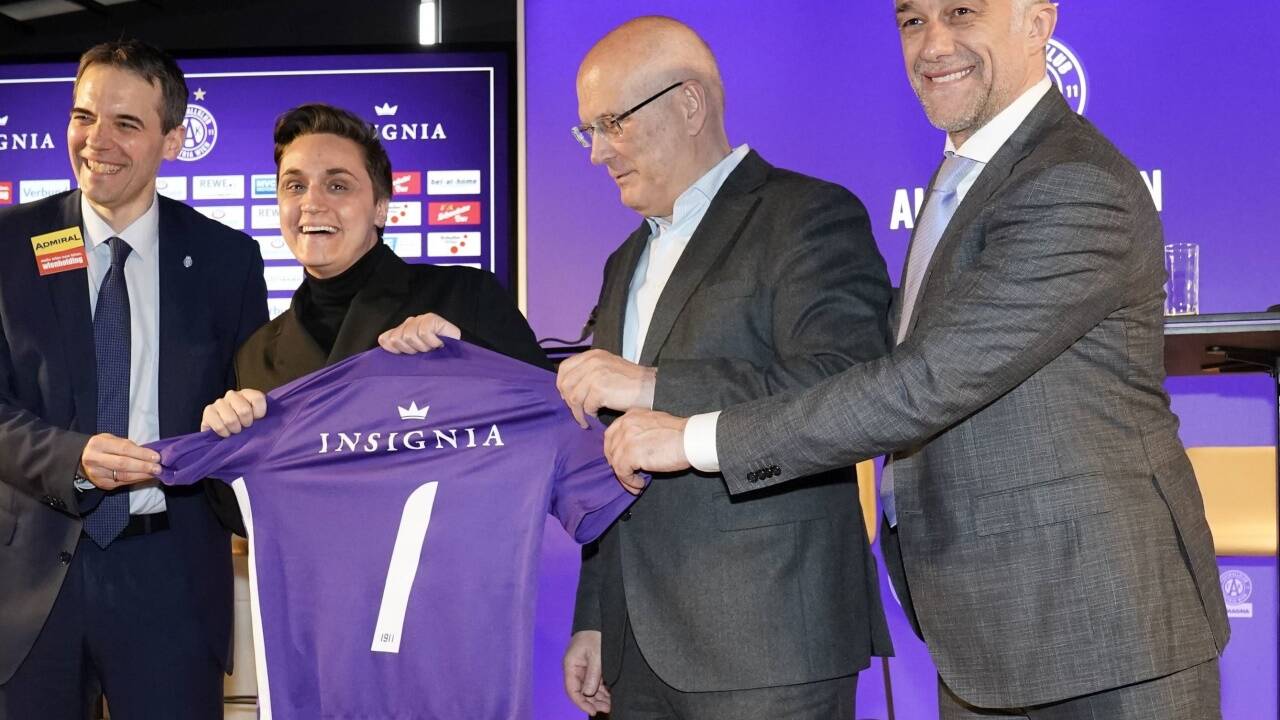 Griss ums violette Leiberl: Club-Vorstand Markus Kraetschmer, Luka Sur, Präsident Frank Hensel und Aleksandar Bursac am Donnerstag, 4. März 2021, anlässlich eines Medientermins des FK Austria Wien anlässlich der 'Präsentation des strategischen Partners' in Wien. 