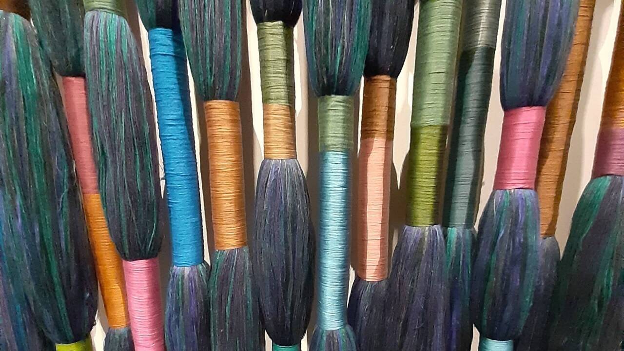 Sheila Hicks setzt die uralten Techniken des Knüpfens und Webens als zeitgenössisches textiles Ausdrucksmittel ein.  