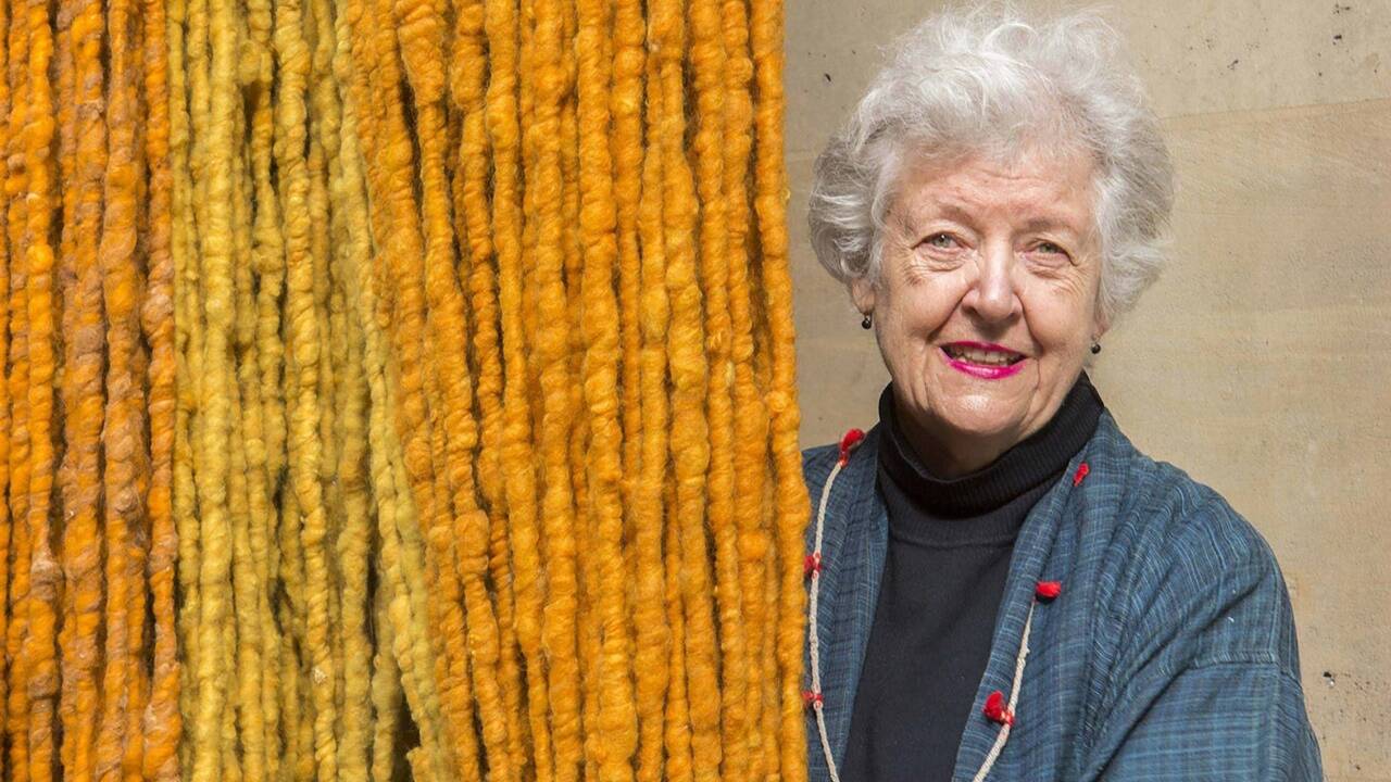 Sheila Hicks, hier 2018 im Musée Carnavalet in Paris, setzt die uralten Techniken des Knüpfens und Webens als zeitgenössisches textiles Ausdrucksmittel ein.  