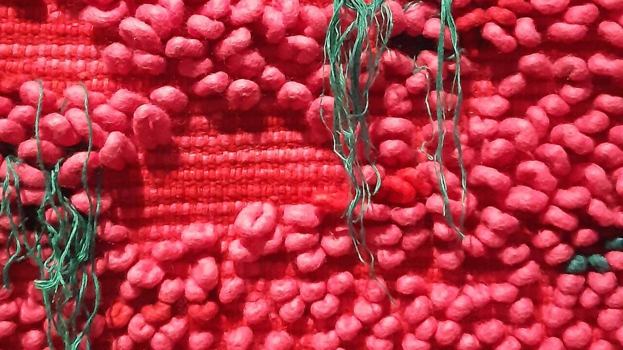 Sheila Hicks setzt die uralten Techniken des Knüpfens und Webens als zeitgenössisches textiles Ausdrucksmittel ein.  