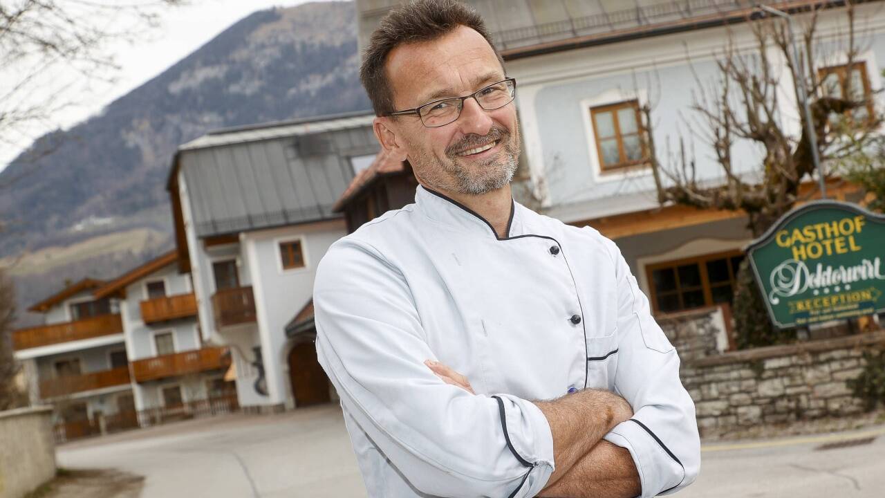 Karl Schnöll vor seinem Wirtshaus, im Hintergrund der Gaisberg. 