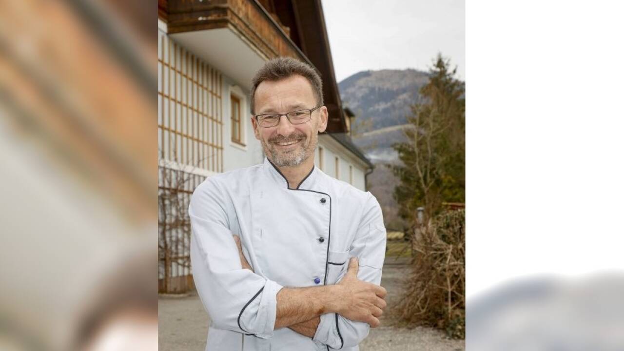 Karl Schnöll vor seinem Wirtshaus, im Hintergrund der Gaisberg. 