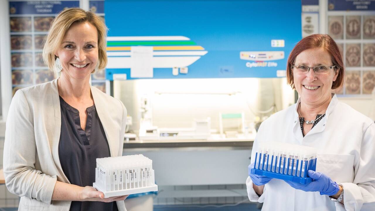 Vera Coreth und die Chemikerin Barbara Kofler (rechts) sind die Geschäftsführerinnen der „PMU Service Applications GmbH“, die als Tochtergesellschaft der Paracelsus Medizinischen Privatuniversität (PMU) Projekte kommerziell verwertet.  