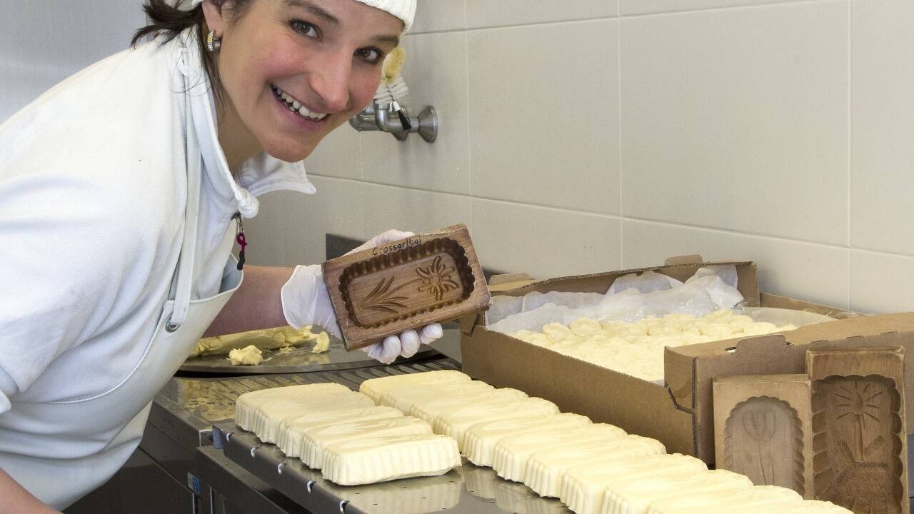 Die Pongauer Bergbäuerin Elisabeth Gruber beim Buttermodeln. 
