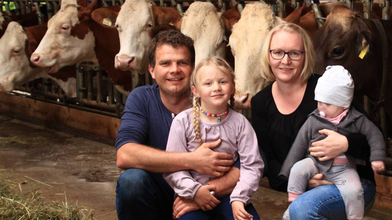 Margret und Karl Bernhofer – im Bild mit den Töchtern Magdalena und Clara – verkaufen jetzt doppelt so viel Milch ab Hof wie vor der Pandemie. 