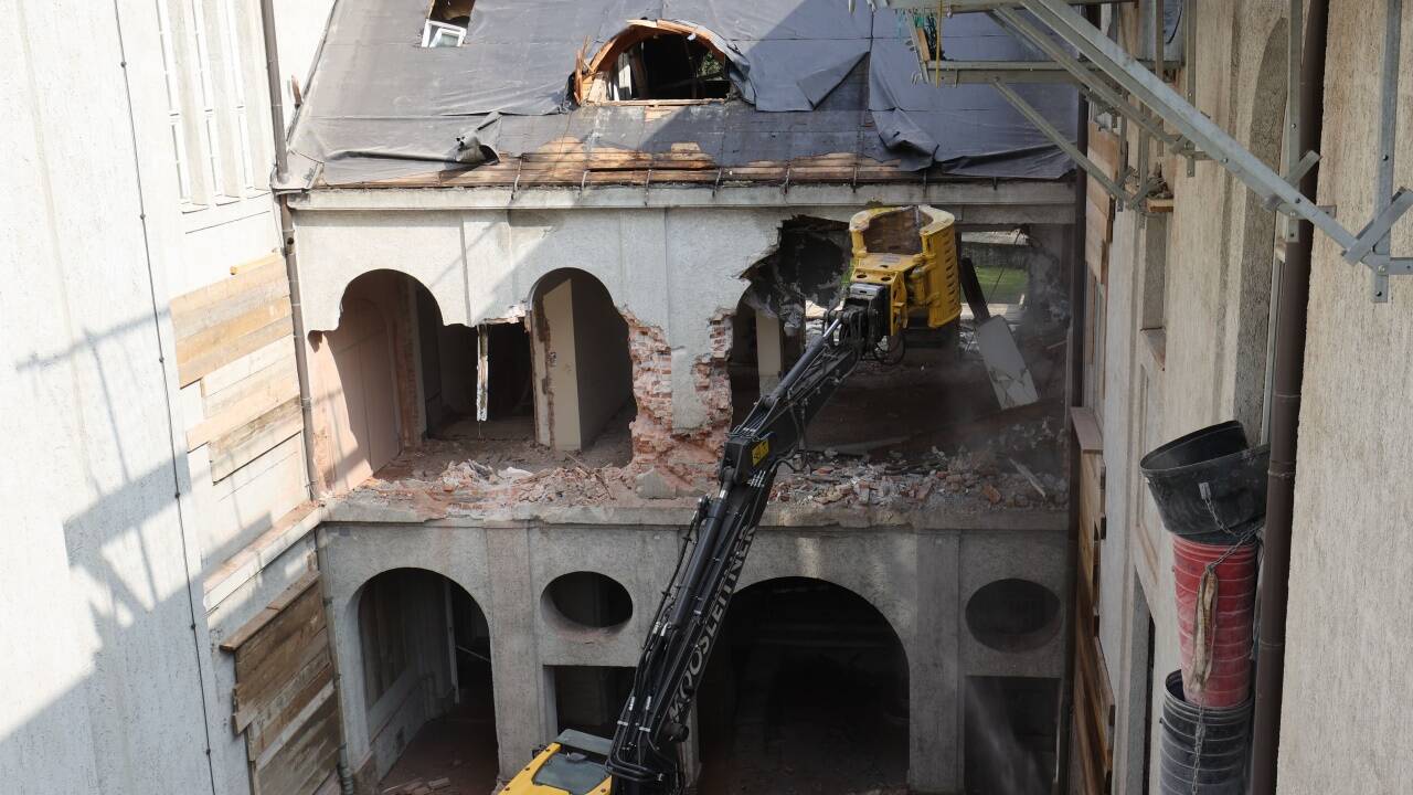 Der Mitteltrakt des Gebäudes der Stiftung Mozarteum an der Schwarzstraße wird abgerissen.  