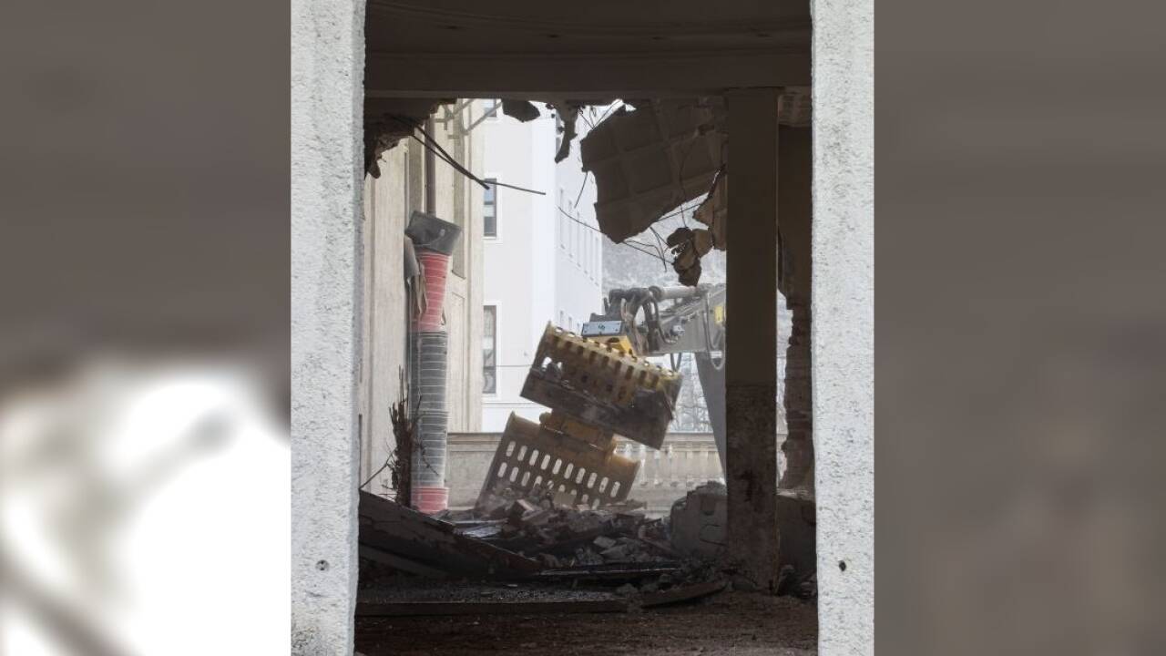 Der Mitteltrakt des Gebäudes der Stiftung Mozarteum an der Schwarzstraße wird abgerissen.  