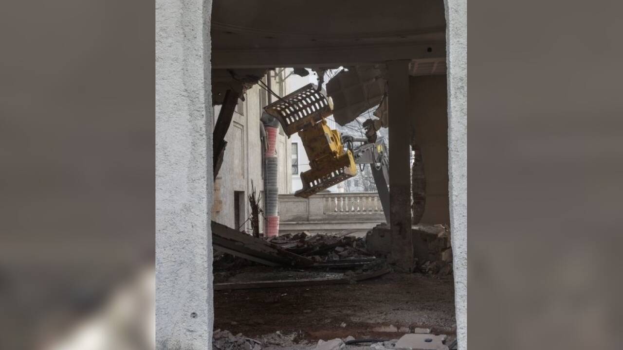 Der Mitteltrakt des Gebäudes der Stiftung Mozarteum an der Schwarzstraße wird abgerissen.  