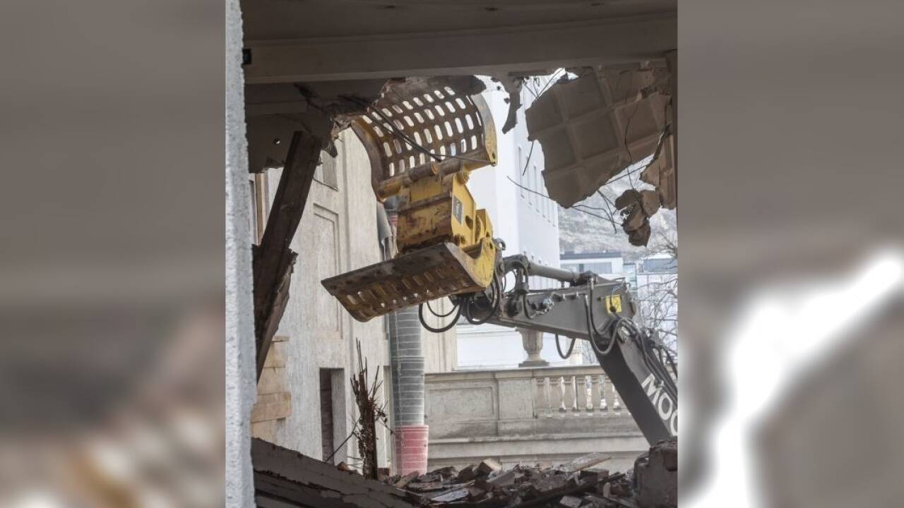 Der Mitteltrakt des Gebäudes der Stiftung Mozarteum an der Schwarzstraße wird abgerissen.  