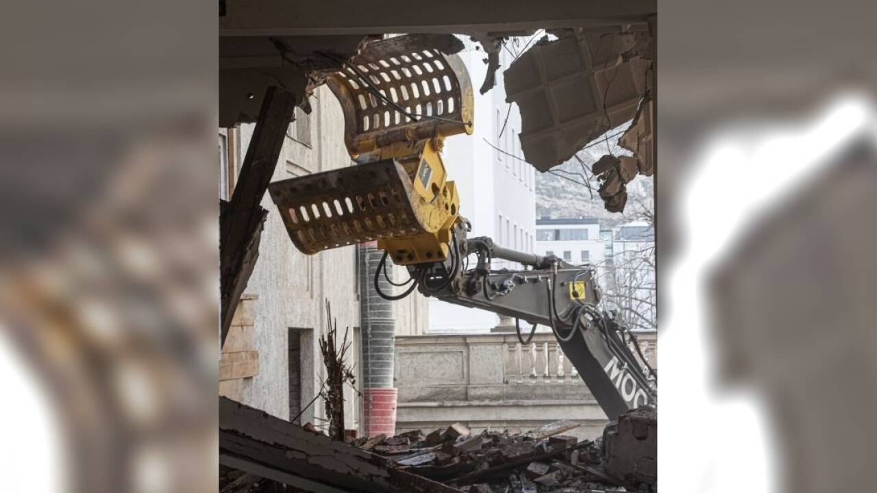 Der Mitteltrakt des Gebäudes der Stiftung Mozarteum an der Schwarzstraße wird abgerissen.  