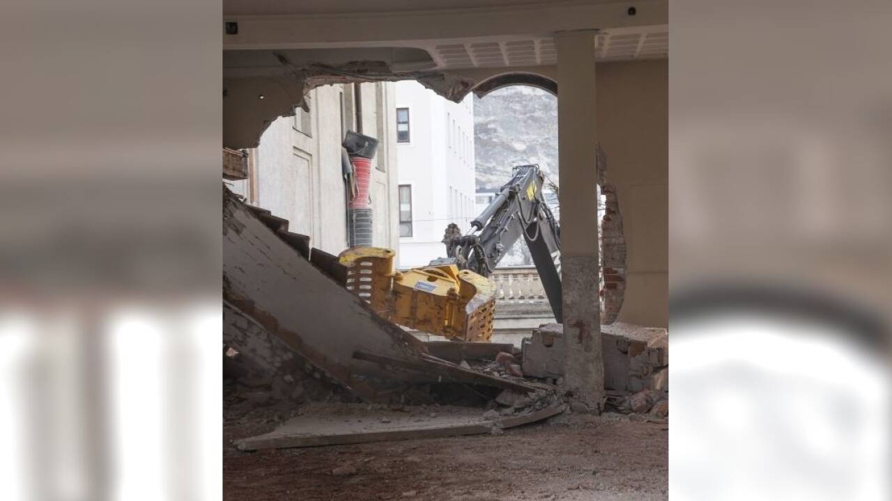Der Mitteltrakt des Gebäudes der Stiftung Mozarteum an der Schwarzstraße wird abgerissen.  