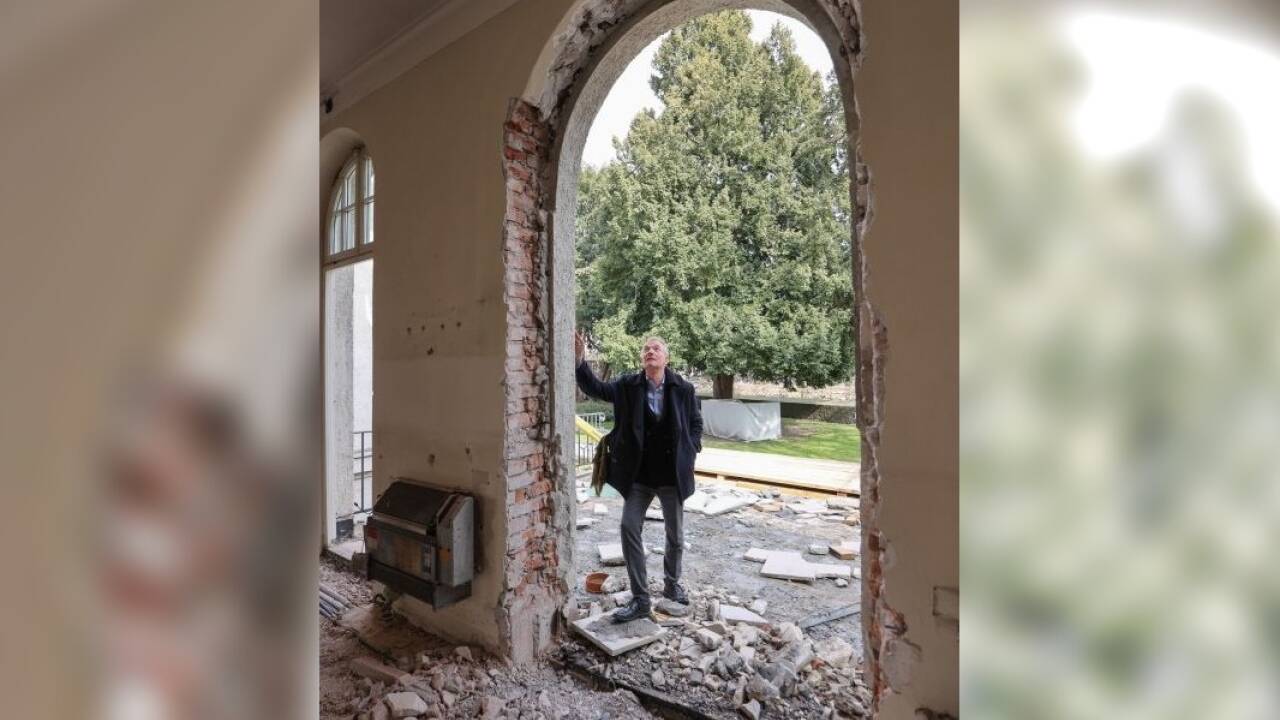 Präsident Johannes Honsig-Erlenburg, dahinter der Basteigarten.  