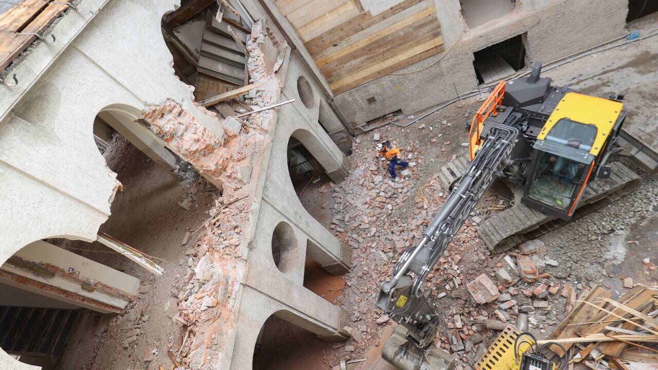 Der Mitteltrakt des Gebäudes der Stiftung Mozarteum an der Schwarzstraße wird abgerissen.  