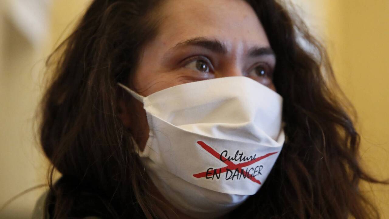 „Kultur in Gefahr“ steht auf der Maske einer der Kulturschaffenden, die aktuell das Pariser Odéon-Theater besetzen. 