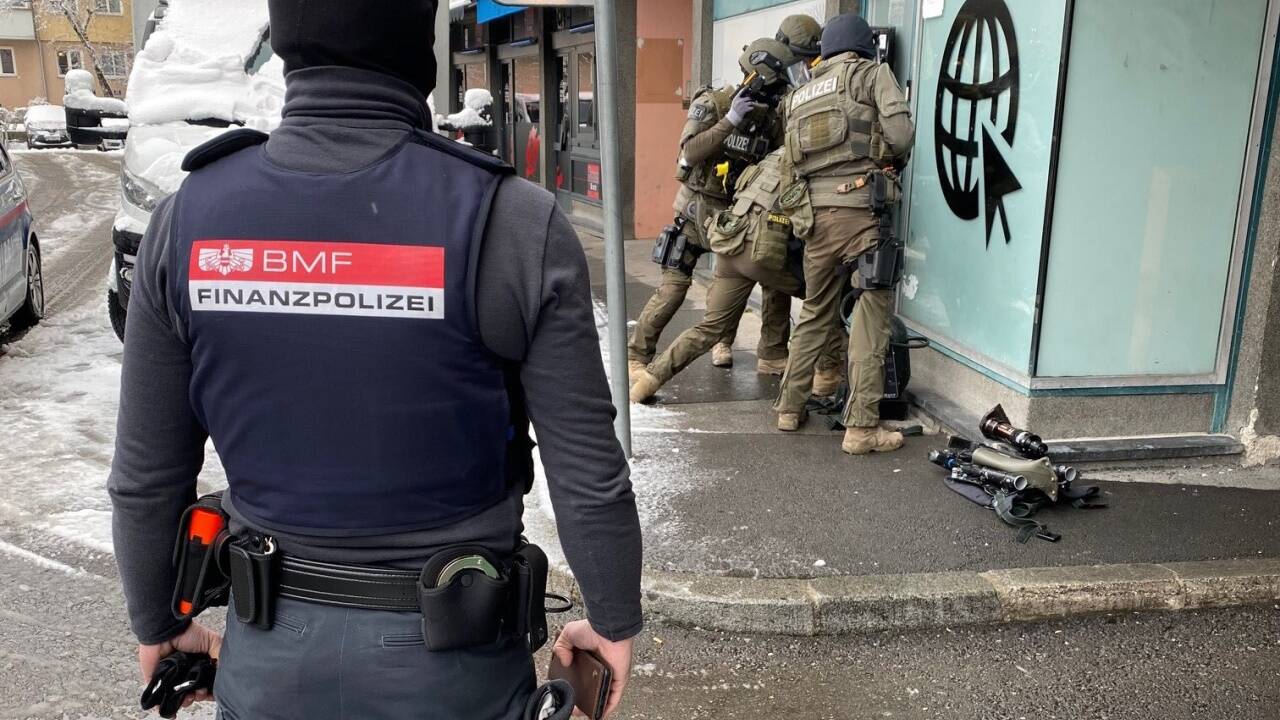 Die Finanzpolizei schritt mit Hilfe der Cobra ein. Rund 60 Einsatzkräfte waren an den Razzien in der Stadt Salzburg beteiligt.  