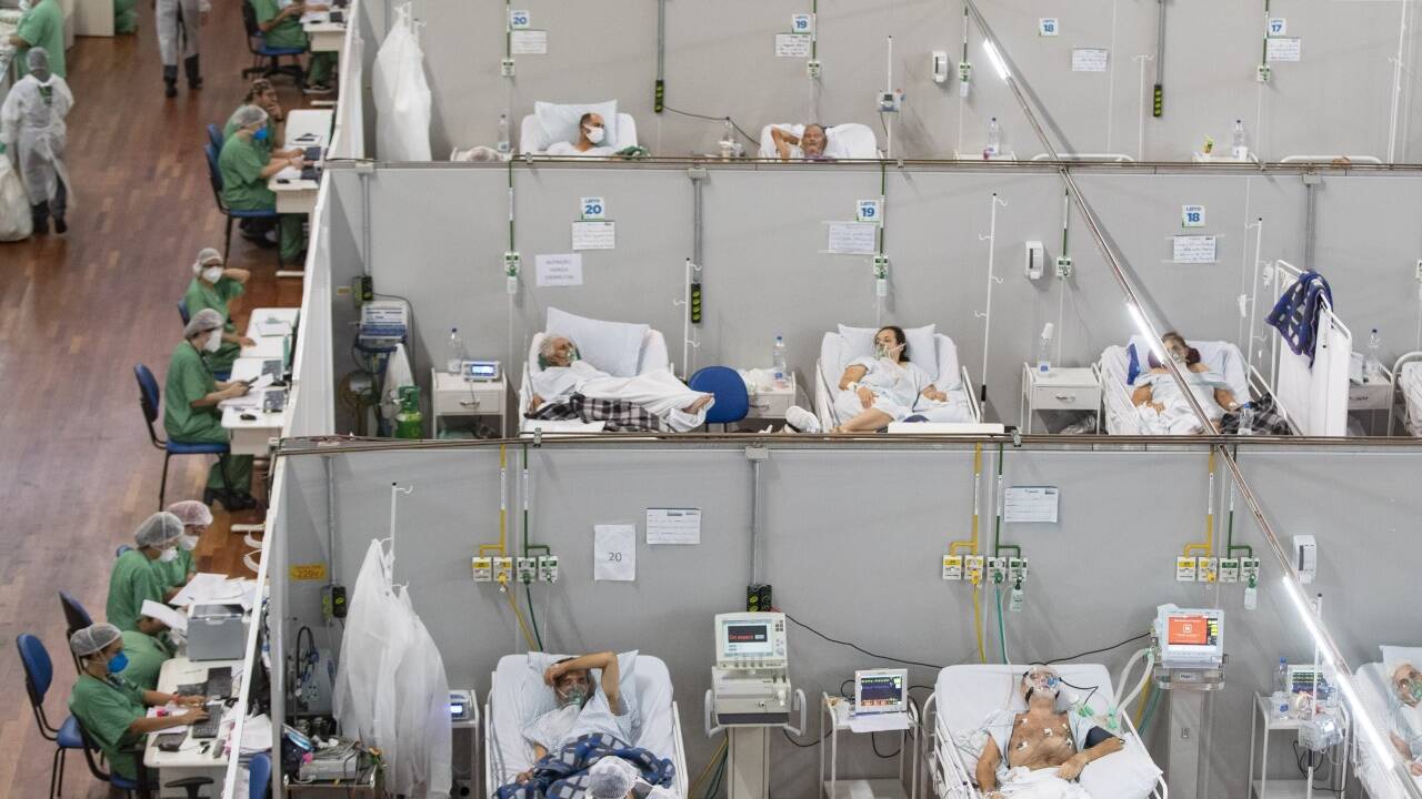  Covid-19-Patienten liegen in einem Behandlungszelt bei São Paulo. 