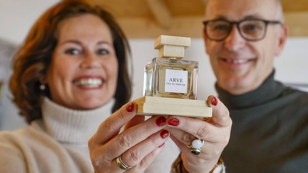 Regina und Herbert Rettenbacher mit einem Flakon ihres neuen Zirbenparfums. 