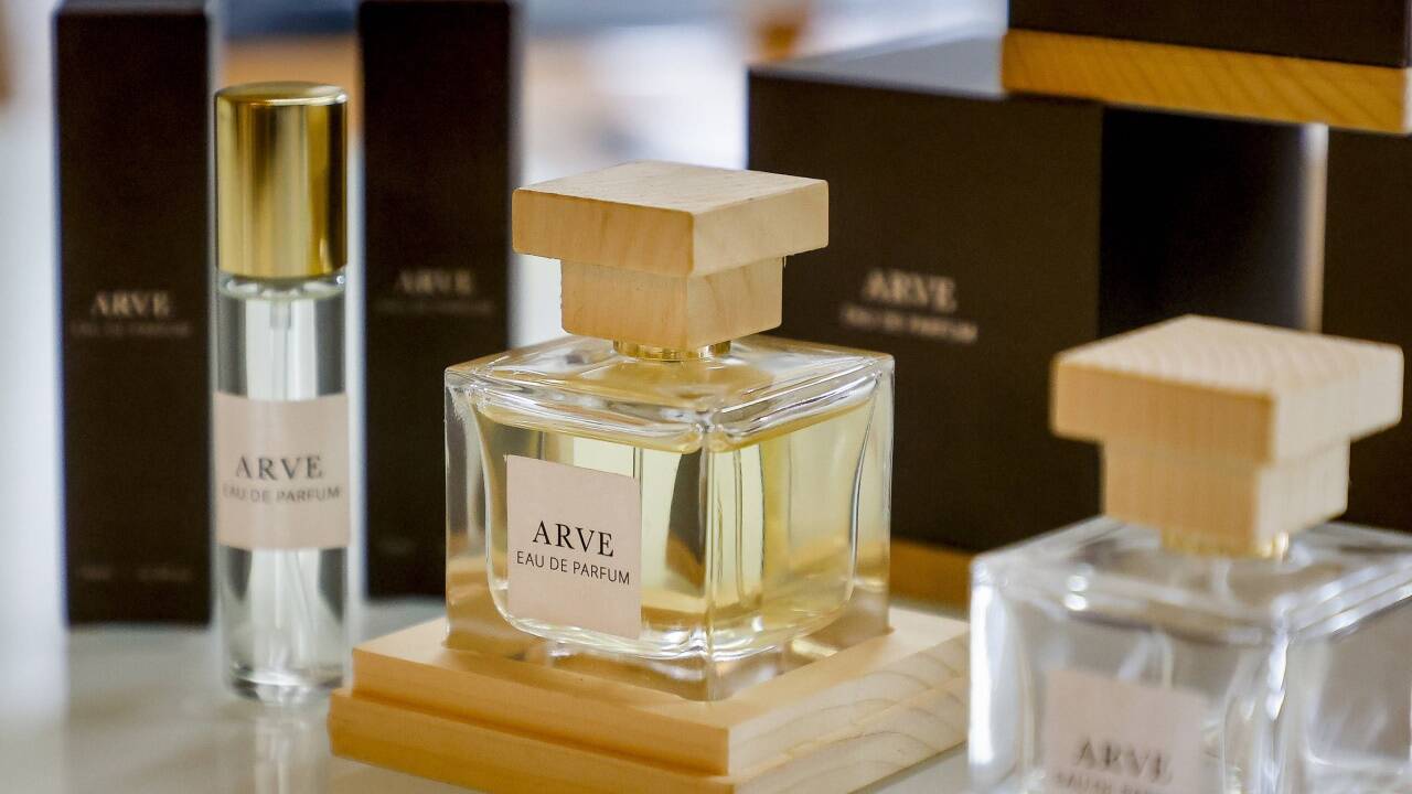 Das Parfum ist hochwertig, vegan und nachhaltig hergestellt. 50 Milliliter kosten 135 Euro. 