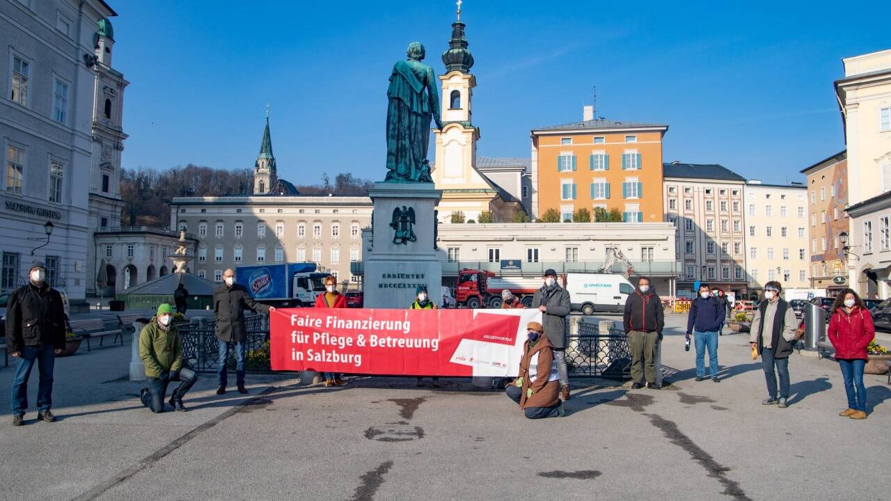 Die Gewerkschaft veranstaltete am Dienstagvormittag eine Kundgebung auf dem Salzburger Mozartplatz. Die Gewerkschaft veranstaltete am Dienstagvormittag eine Kundgebung auf dem Salzburger Mozartplatz.