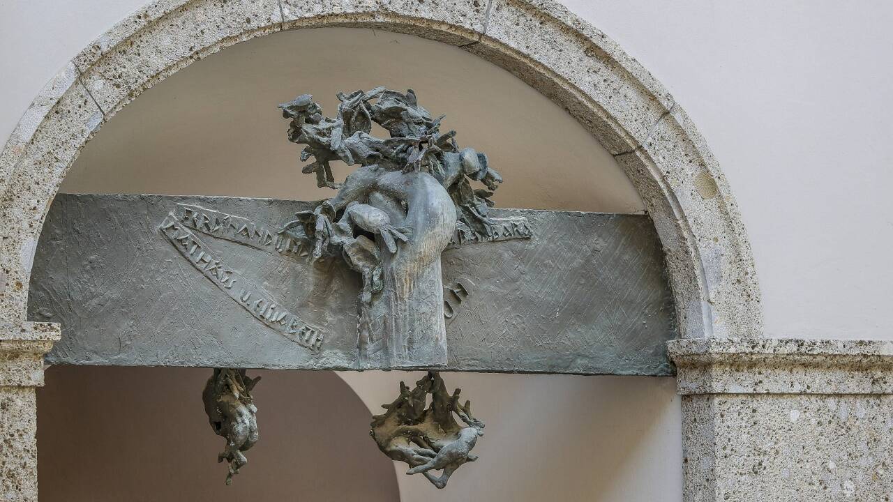 Ein Werk von Josef Zenzmaier inmitten der Halleiner Altstadt.  