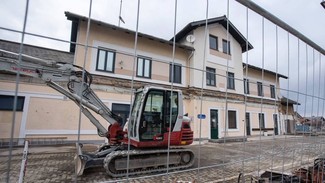 Derzeit wird der Bahnhof Steindorf modernisiert. Derzeit wird der Bahnhof Steindorf modernisiert.