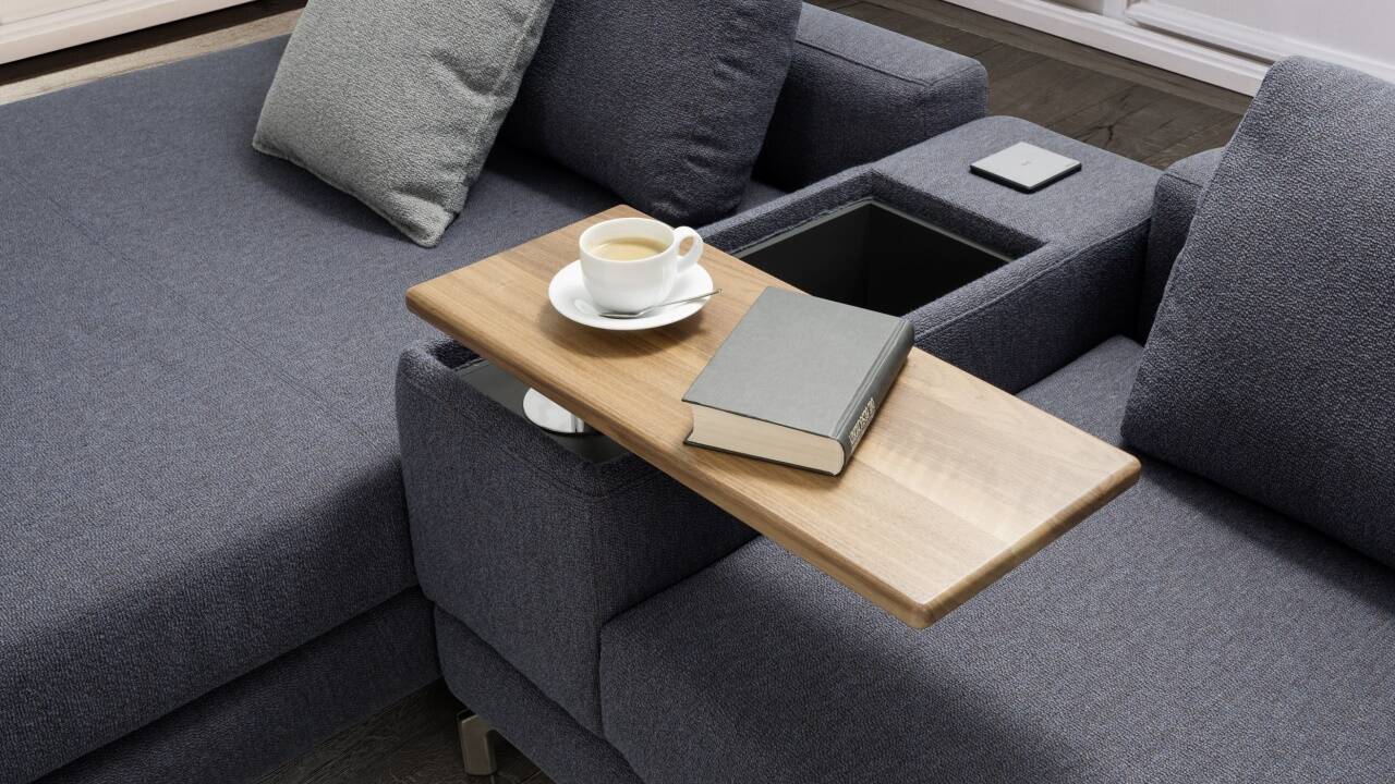 Durchdachte Möbel können sogar im Wohnzimmersofa Platz für einen Laptop schaffen. 