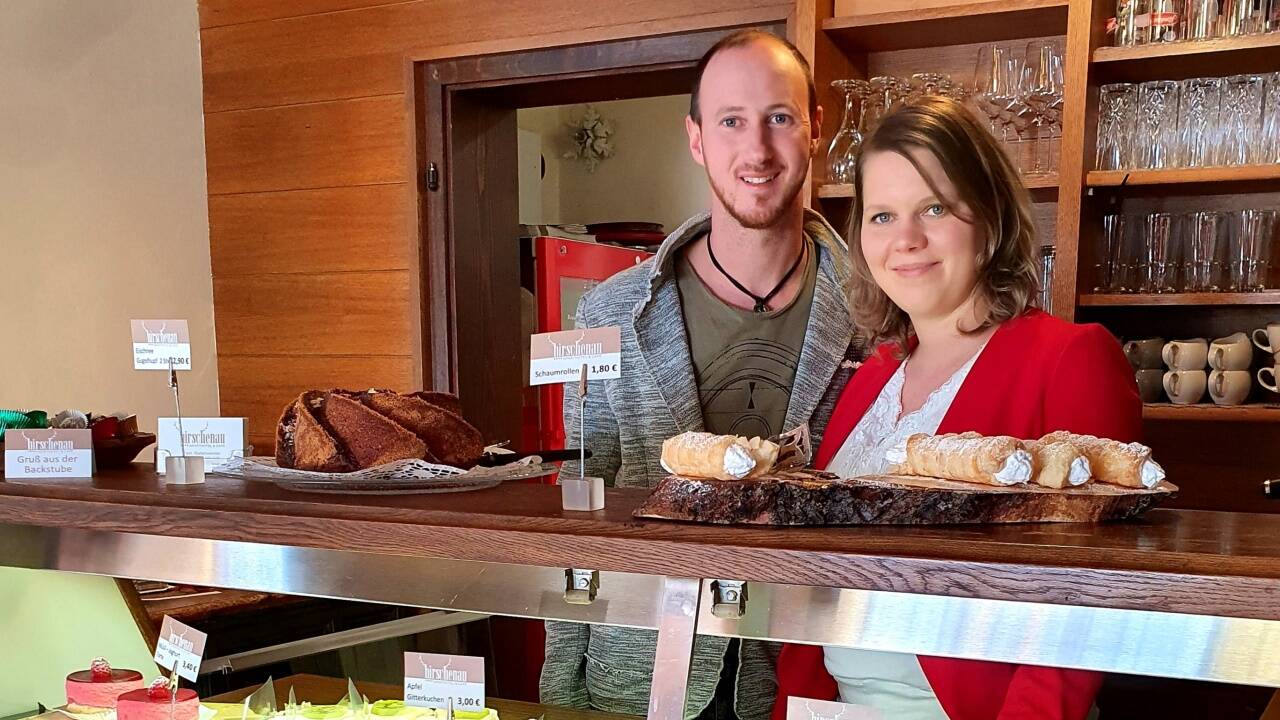 Elisabeth und Herbert Rettenwender mit ihren selbst gebackenen Torten zum Mitnehmen. 
