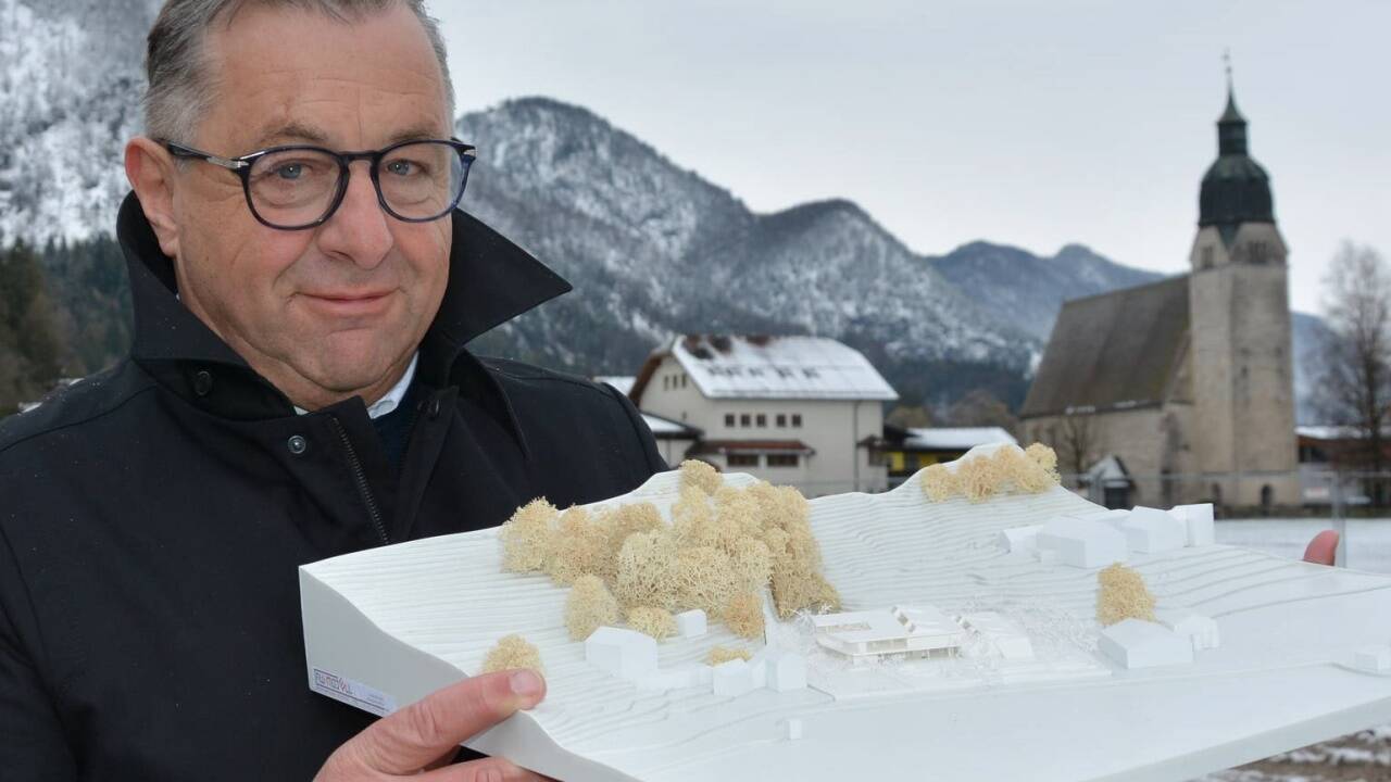 Bürgermeister Friedrich Strubreiter (ÖVP) mit einem Modell des Neubaus. Im Hintergrund neben der Kirche die alte Volksschule. Karin Portenkirchner 