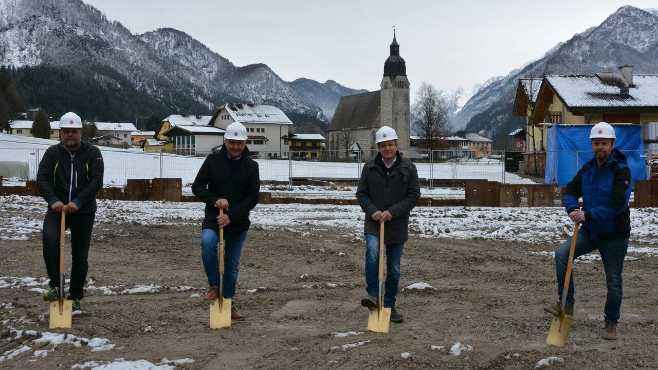 Beim Spatenstich: ÖVP-Vizebürgermeister Roland Irnberger, Bgm. Friedrich Strubreiter, Alexander Jamnik (Swietelsky) und SPÖ-Gemeinderat Herbert Buchner. 
