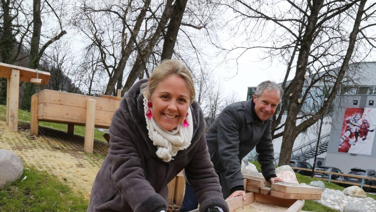 Vizebürgermeisterin Barbara Unterkofler (ÖVP) und der Leiter der Stadtgärten, Christian Stadler, am Wasserrad. 