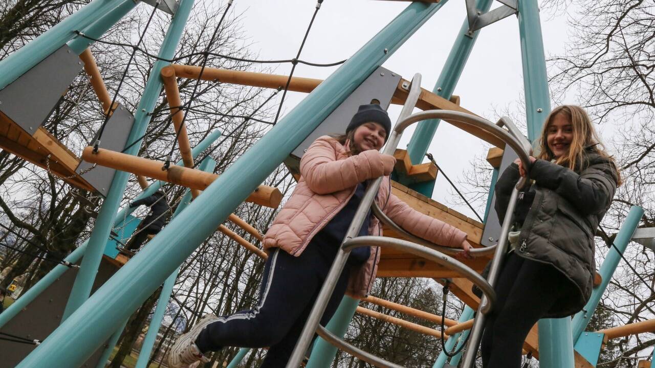 Emma und Amelie auf dem neuen Hochseilgarten. 