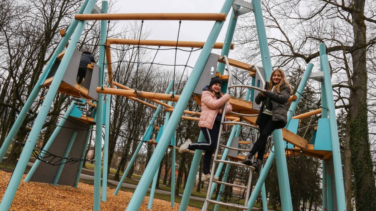 Emma und Amelie auf dem neuen Hochseilgarten. 