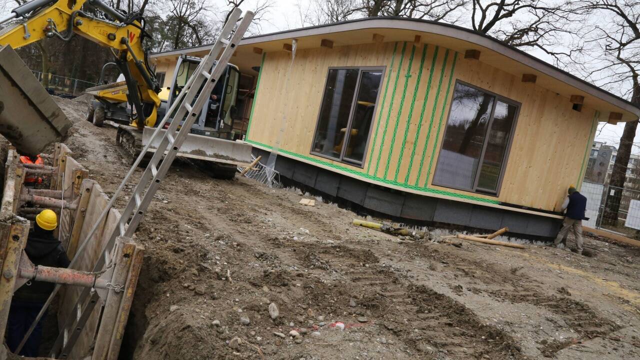 Wo einst die Sauna stand, werden gerade zwei Pavillons errichtet, in einen davon wird ein Kiosk einziehen. 