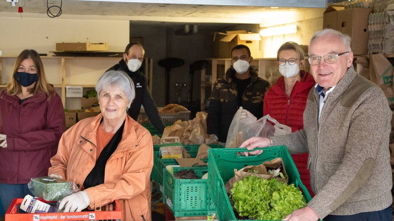 Verteilen Lebensmittel in der Pfarre Herrnau: Bärbel Schalber, Pfarrer Alois Dürlinger (vorn) mit Julia Hattinger, Alfonso De la Parra Cervantes, Besufekad Mekonnen und Monika Walchhofer. 
