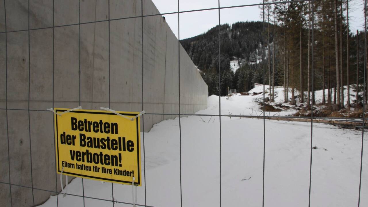 Ein Teil der Lärmschutzmauer an der Pass-Thurn-Straße ist errichtet. Im April soll es weitergehen.  