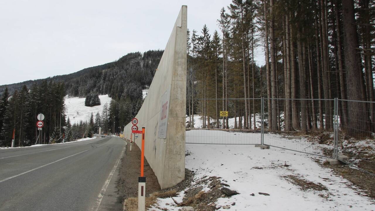 Ein Teil der Lärmschutzmauer an der Pass-Thurn-Straße ist errichtet. Im April soll es weitergehen.  