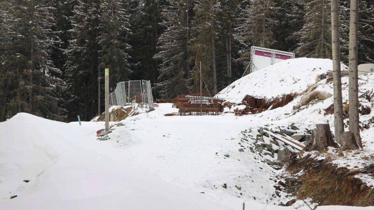 Ein Teil der Lärmschutzmauer an der Pass-Thurn-Straße ist errichtet. Im April soll es weitergehen.  