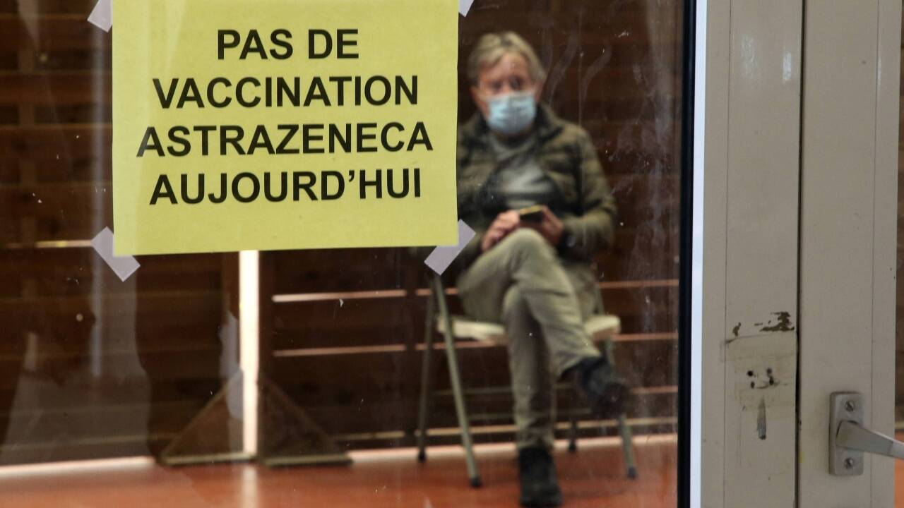 Impfzentren wie dieses in Frankreich müssen Termine absagen : „Heute keine Impfung mit dem Impfstoff von AstraZeneca“.  