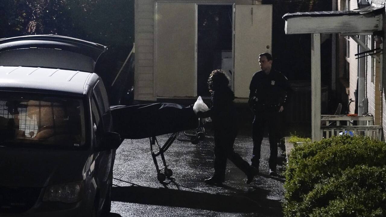 Abtransport eines der Opfer aus dem „Gold Spa“-Studio in Atlanta. Abtransport eines der Opfer aus dem „Gold Spa“-Studio in Atlanta.