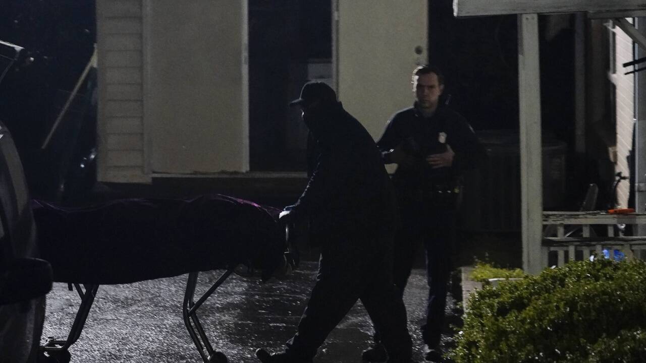 Abtransport eines der Opfer aus dem „Gold Spa“-Studio in Atlanta. Abtransport eines der Opfer aus dem „Gold Spa“-Studio in Atlanta.