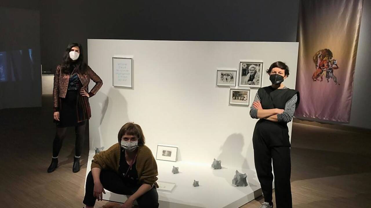 Om Bori, Veronika Burger und Christina Werner (v.l.) in der Ausstellung "Autoarchive Reloaded"  Om Bori, Veronika Burger und Christina Werner (v.l.) in der Ausstellung 'Autoarchive Reloaded'