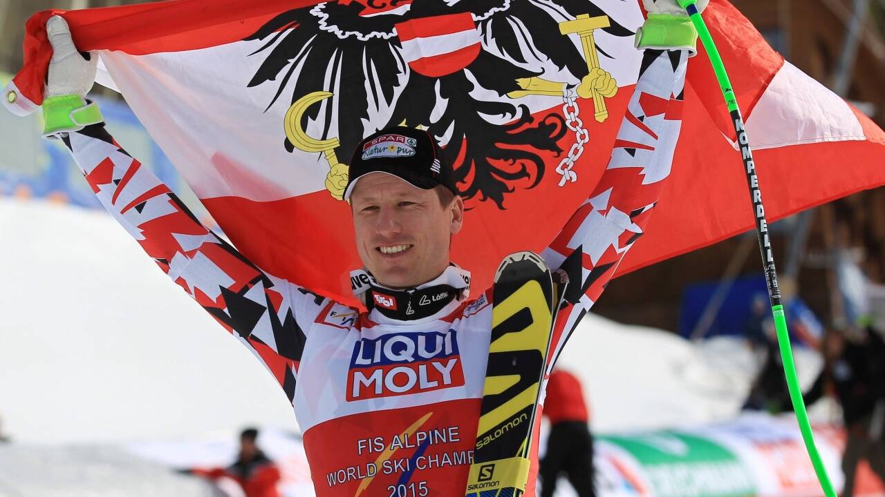 Ein Mann zeigt Flagge – Hannes Reichelt nach seiner Fahrt zu WM-Gold am 5. Februar 2015 in Beaver Creek. 