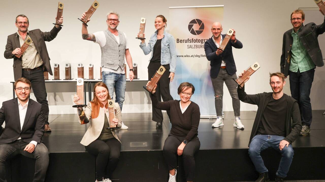 Die Preisträger: Manuel Schmied, Nina Uhl, Sara Bubna und Mst. Lorenz Masser (vorne v. l.). Ernest Stierschneider, Mst. Michael Preschl, Birgit Probst, Christian Leopold und Daniel Breuer. 