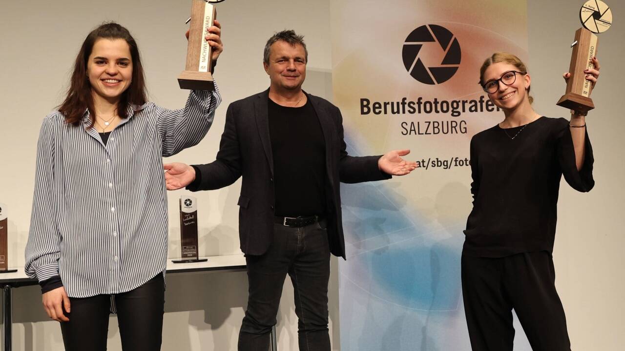 Auch der Nachwuchs zeigte sein Können: Marla Pilz (rechts) und Carina Karolus (links) mit dem Landesinnungsmeister der Berufsfotografen, Franz Neumayr. 
